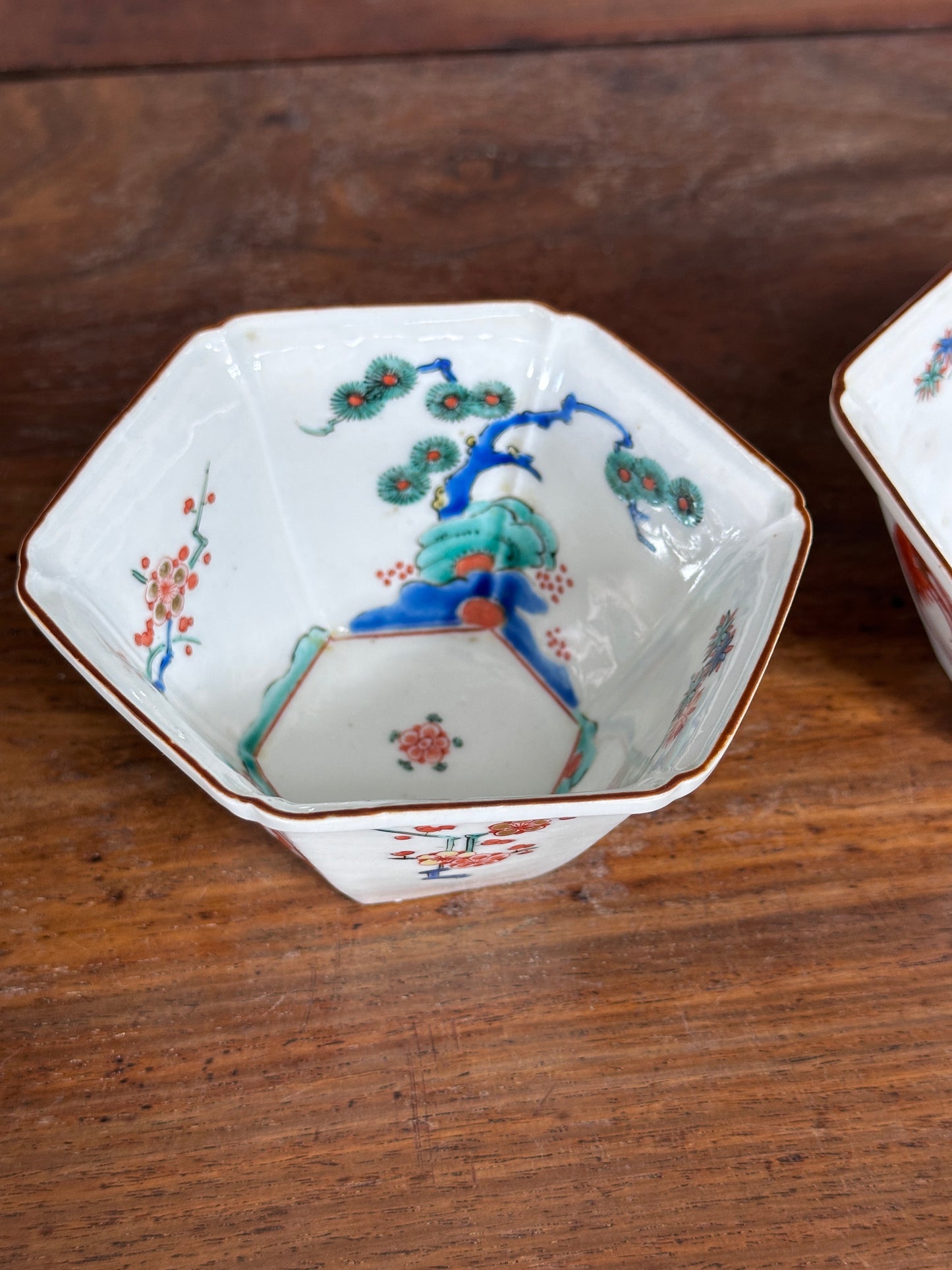 Antique Japanese Pair Kakiemon Porcelain Hexagonal Bowls Edo 17th c Imari Arita